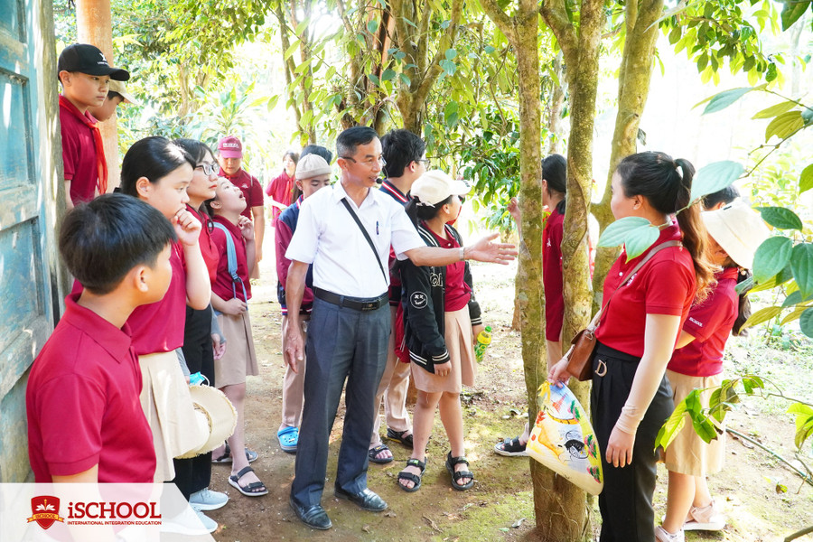 Học sinh tham quan vườn trà cổ ở huyện Cam Lộ. Học sinh tham quan vườn trà cổ ở huyện Cam Lộ.