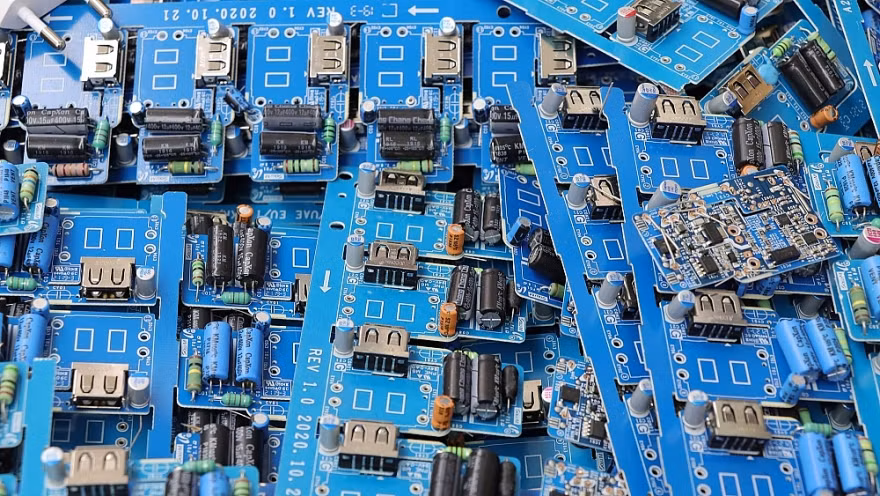 Chủ cơ sở kinh doanh cho biết, toàn bộ số bo mạch, vỏ sạc được thu mua trôi nổi trong các hội, nhóm trên nền tảng mạng xã hội facebook hoặc thông qua các sàn thương mại điện tử.