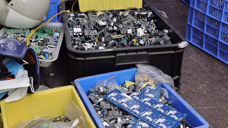 Triệt phá cơ sở gia công biến hàng vạn sạc điện thoại "rởm thành xịn" ảnh 4