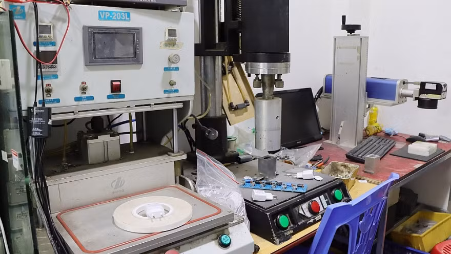 Triệt phá cơ sở gia công biến hàng vạn sạc điện thoại "rởm thành xịn" ảnh 7