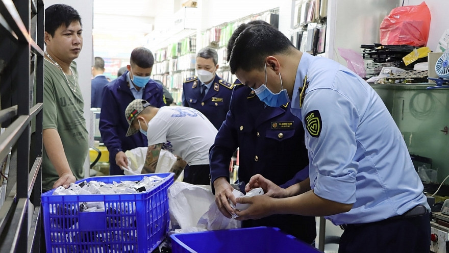 Triệt phá cơ sở gia công biến hàng vạn sạc điện thoại "rởm thành xịn" ảnh 2 Triệt phá cơ sở gia công biến hàng vạn sạc điện thoại "rởm thành xịn" ảnh 2
