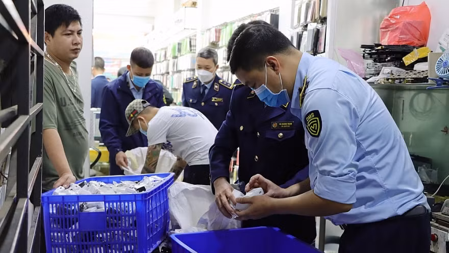 Triệt phá cơ sở gia công biến hàng vạn sạc điện thoại "rởm thành xịn" ảnh 2