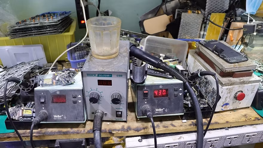 Triệt phá cơ sở gia công biến hàng vạn sạc điện thoại "rởm thành xịn" ảnh 6