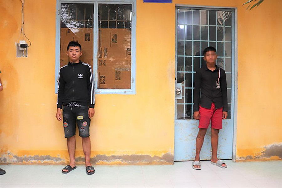 Trần Lộc (trái) và Thạch Thanh Quý tại cơ quan công an.