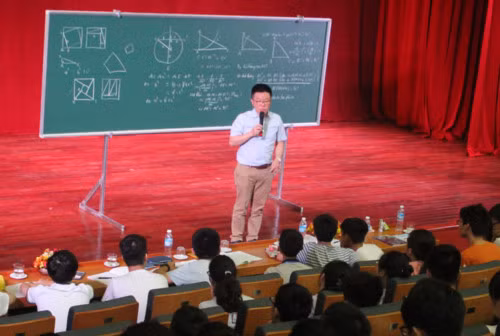 Giáo sư Ngô Bảo Châu trực tiếp giao lưu, giảng dạy cho các em học sinh và giáo viên các trường THPT chuyên khu vực miền Bắc về những kiến thức Toán học