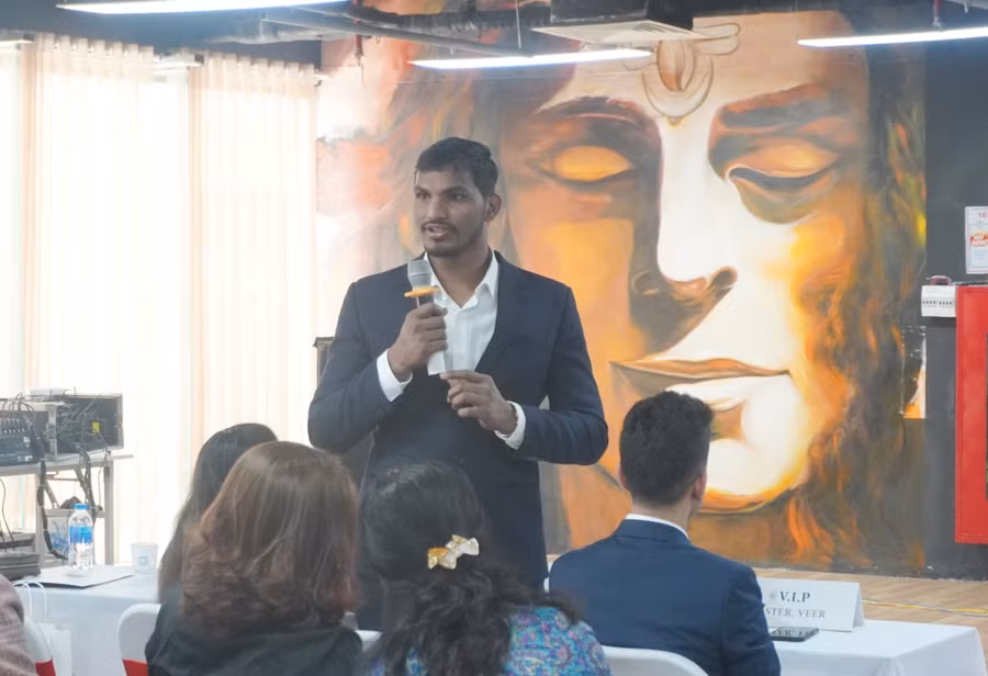 Giảng viên HLV Yoga quốc tế – Kundan chia sẻ về kinh nghiệm tập Yoga.