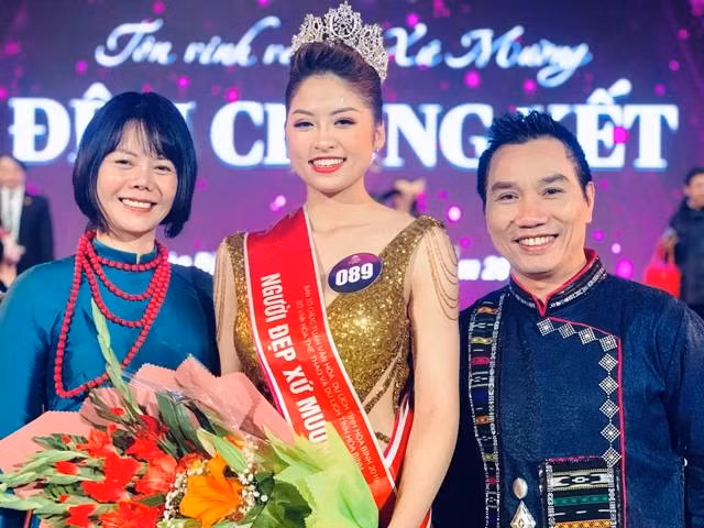 Bà Thu Hoài - Giám đốc Công ty CP Truyền thông Havis Việt Nam và Trưởng ban giám khảo nhà báo Ngô Bá Lục chụp hình cùng với Người đẹp xứ Mường 2019.