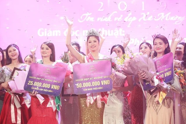 Người đẹp xứ Mường 2019 Nguyễn Hàm Hương trong giây phút đăng quang.