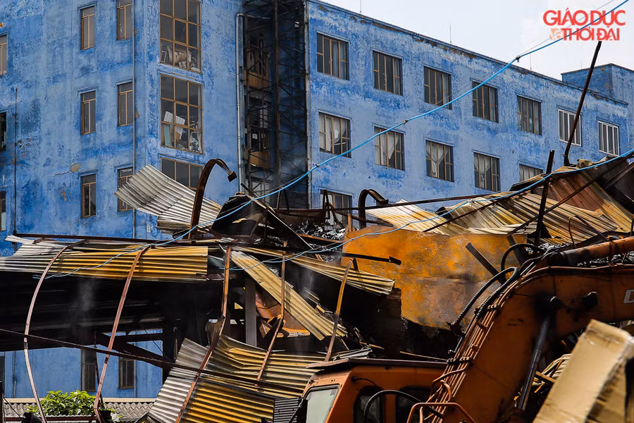 Dàn phun sương đã được lắp đặt tại nhiều điểm trong khu vực cháy theo đúng chỉ đạo.