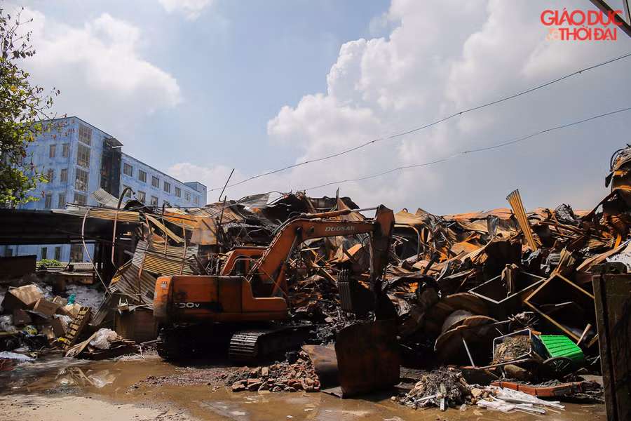 Tại khu vực cháy, hiện tại đang tiến hành công tác giải phóng mặt bằng.