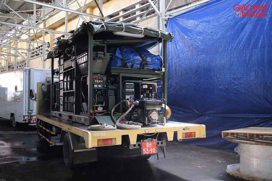 Xe chở thiết bị của Binh chủng hoá học đã đến khu vực nhà máy Rạng Đông từ sáng ngày hôm nay.