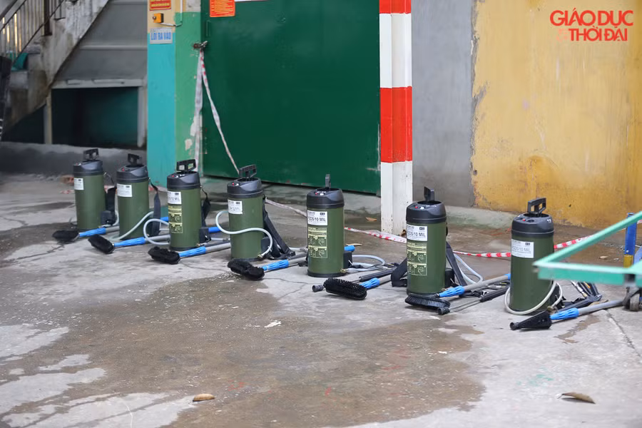 Bình đựng hoá chất tẩy rửa được chuẩn bị sẵn sàng.