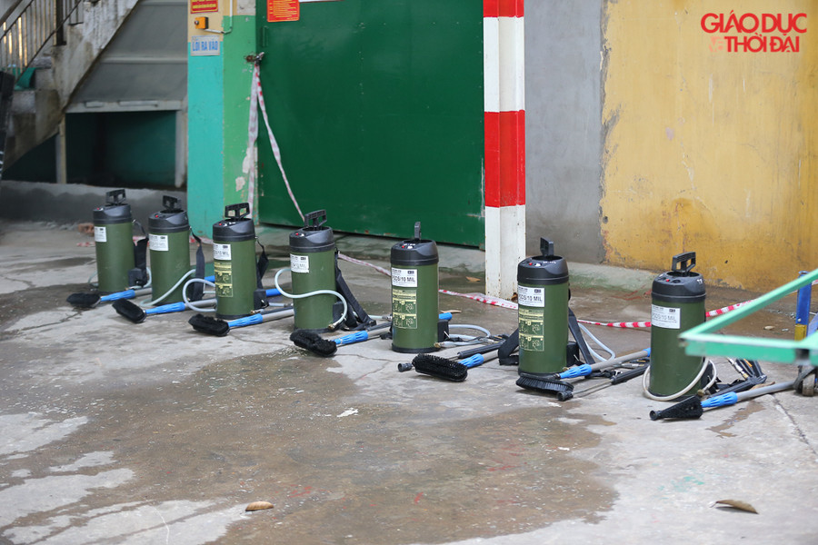 Bình đựng hoá chất tẩy rửa được chuẩn bị sẵn sàng.