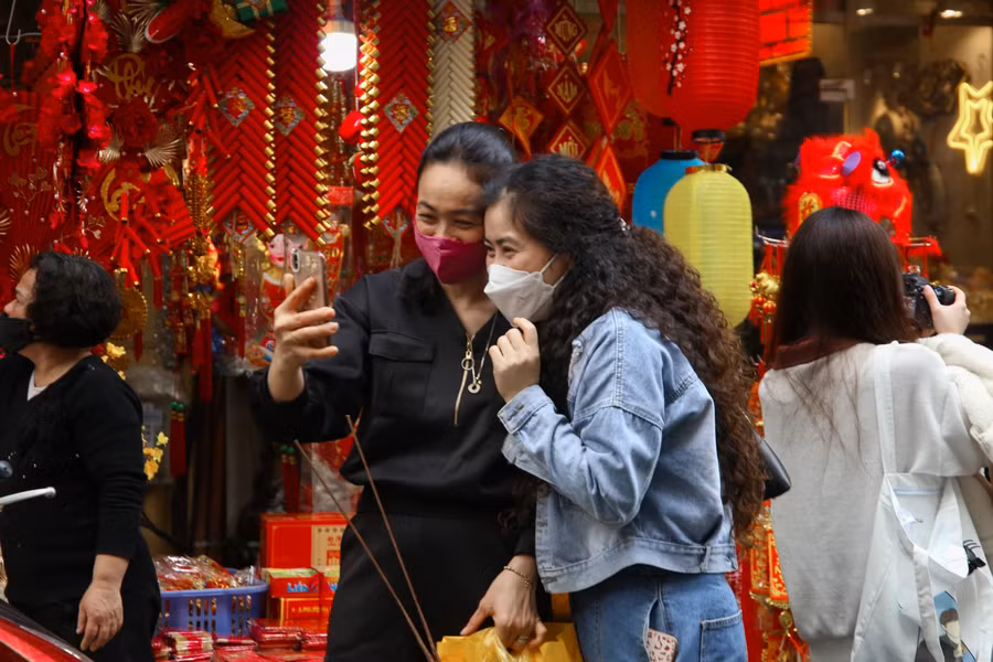 Không chỉ người trẻ, nhiều phụ huynh khi đi mua sắm cũng tranh thủ “sống ảo”.