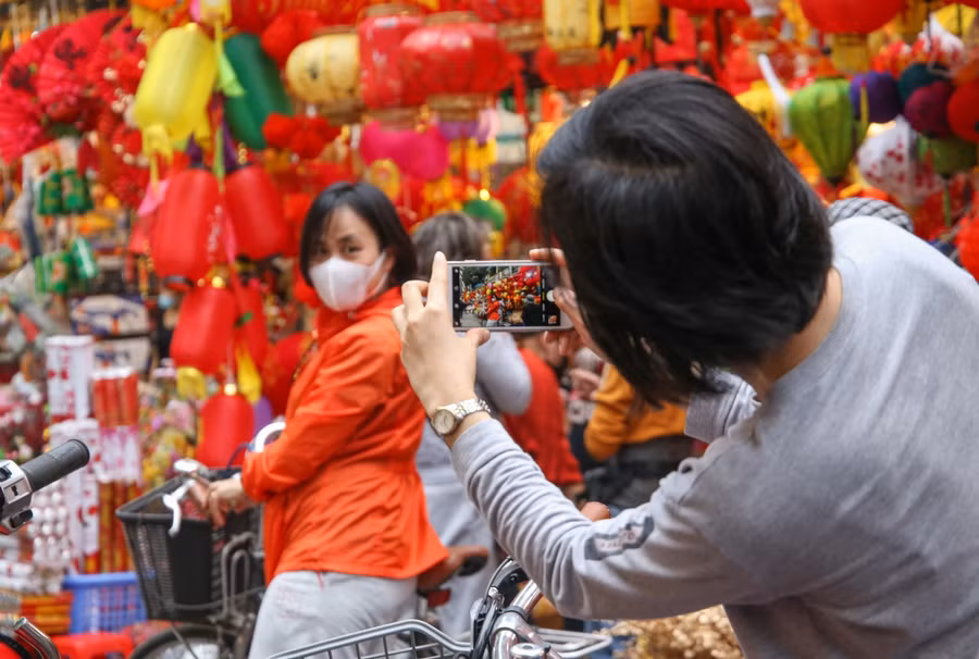 Hàng Mã địa điểm check-in của nhiều bạn trẻ những ngày cận Tết.