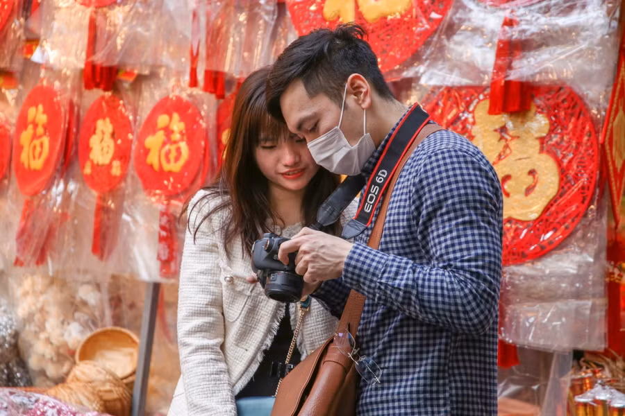 Dọc theo tuyến phố Hàng Mã, rất nhiều cặp đôi chụp hình lưu niệm trước thềm năm mới.