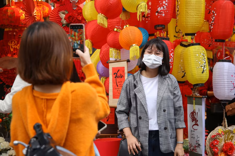 Giới trẻ nô nức đón Tết sớm trên Phố Hàng Mã ảnh 8