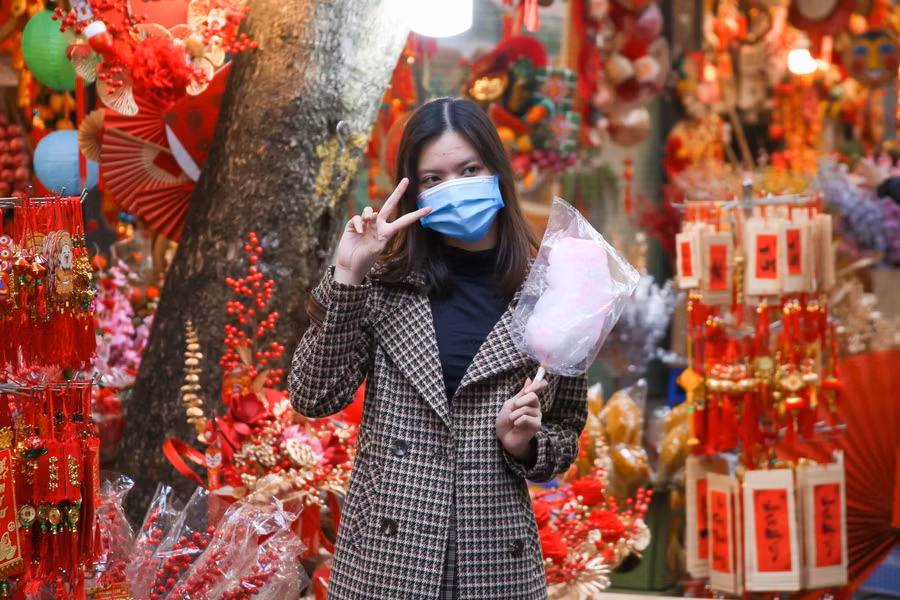 Nhiều bạn trẻ tới phố Hàng Mã trước dịp Tết để ít phải chen lấn, có thể thoải mái ngắm nhìn phố phường đầy màu sắc và đặc biệt là “check-in, sống ảo’’ .