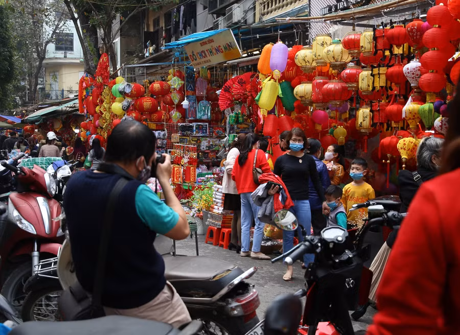 Giới trẻ nô nức đón Tết sớm trên Phố Hàng Mã ảnh 12