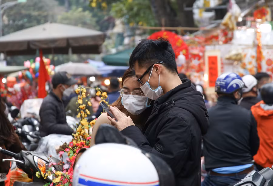 Giới trẻ nô nức đón Tết sớm trên Phố Hàng Mã ảnh 5