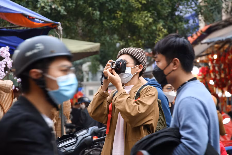 Giới trẻ nô nức đón Tết sớm trên Phố Hàng Mã ảnh 14