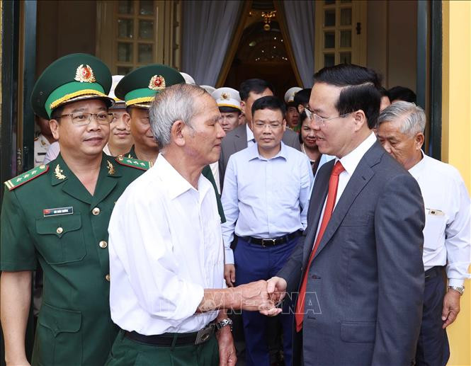 Chủ tịch nước Võ Văn Thưởng với thân nhân các liệt sĩ hi sinh trên mặt trận đấu tranh phòng, chống ma túy. Ảnh: Thống Nhất/TTXVN