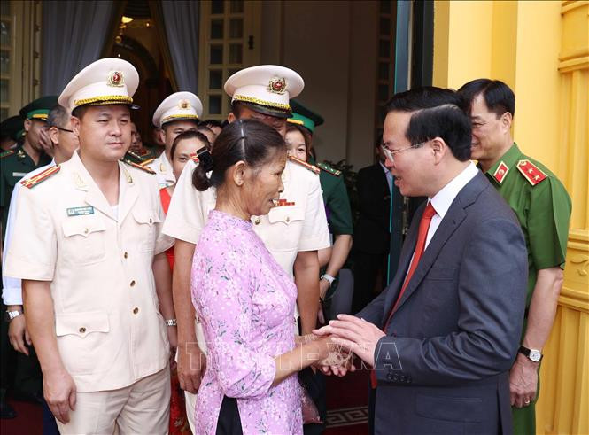 Chủ tịch nước Võ Văn Thưởng với thân nhân các liệt sĩ hi sinh trên mặt trận đấu tranh phòng, chống ma túy. Ảnh: Thống Nhất/TTXVN