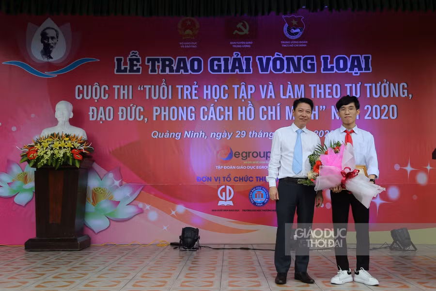 Ông Nguyễn Xuân An Việt trao bằng khen cho thí sinh giành vị trí cao tại tỉnh Quảng Ninh.