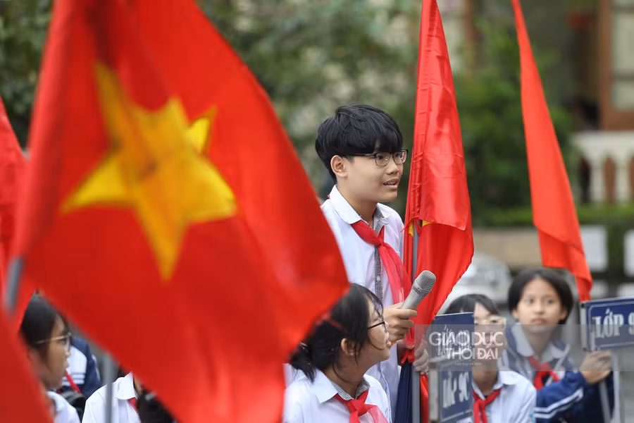 Học sinh hào hứng trong buổi lễ.