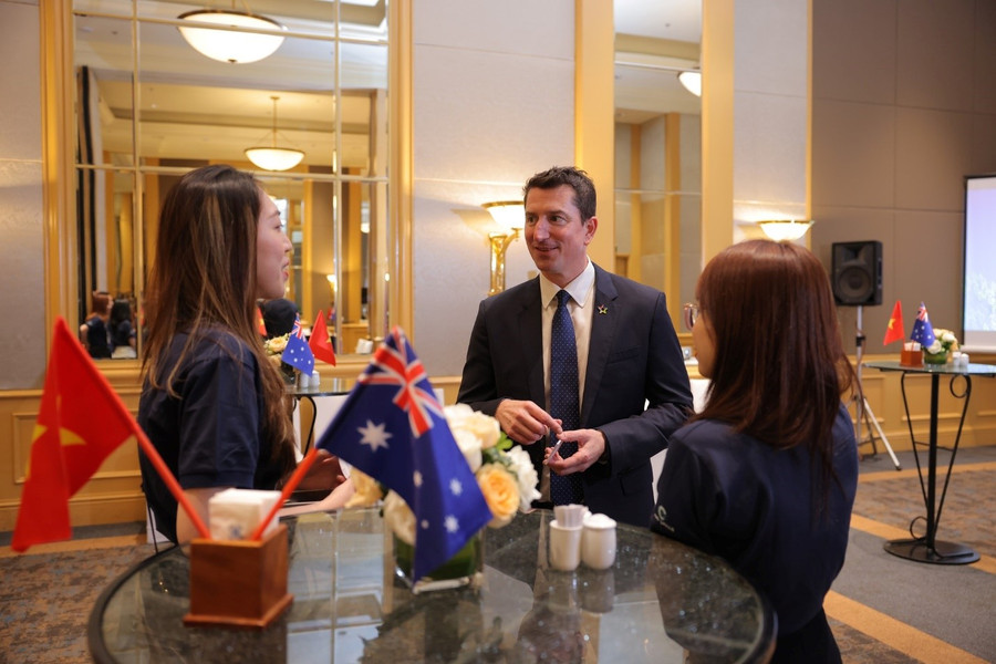 Ông Mark Tattersall, Phó Đại sứ Australia tại Việt Nam trò chuyện cùng cựu sinh Học bổng Chính phủ Australia mới tốt nghiệp trở về nước