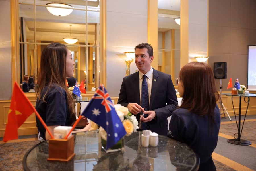 Ông Mark Tattersall, Phó Đại sứ Australia tại Việt Nam trò chuyện cùng cựu sinh Học bổng Chính phủ Australia mới tốt nghiệp trở về nước