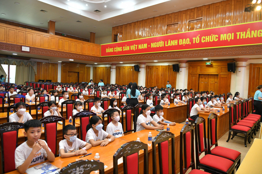 Các em trải qua các phần thi với kiến thức tiếng Anh Tiểu học kết hợp với kiến thức liên môn, kiến thức xã hội. Các em trải qua các phần thi với kiến thức tiếng Anh Tiểu học kết hợp với kiến thức liên môn, kiến thức xã hội.