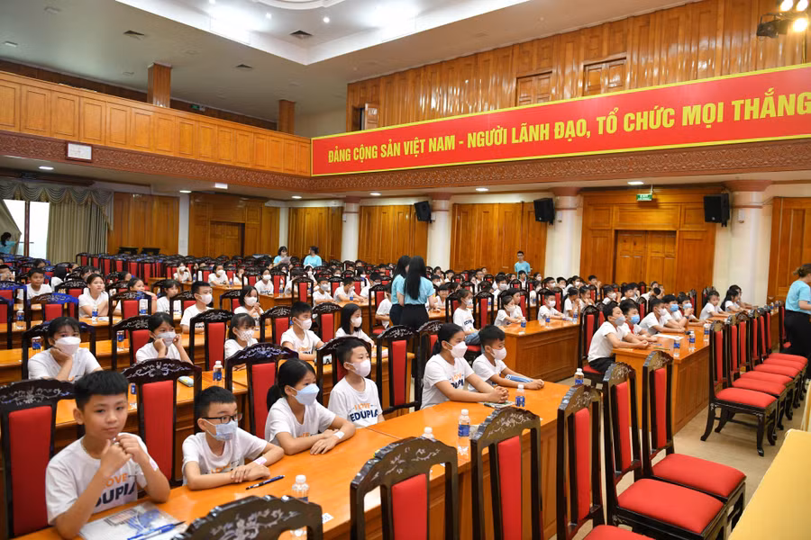 Các em trải qua các phần thi với kiến thức tiếng Anh Tiểu học kết hợp với kiến thức liên môn, kiến thức xã hội.