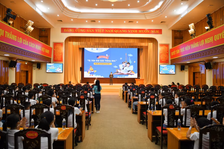 Toàn cảnh vòng thi đặc biệt Vì Yên Bái giỏi tiếng Anh năm 2023.