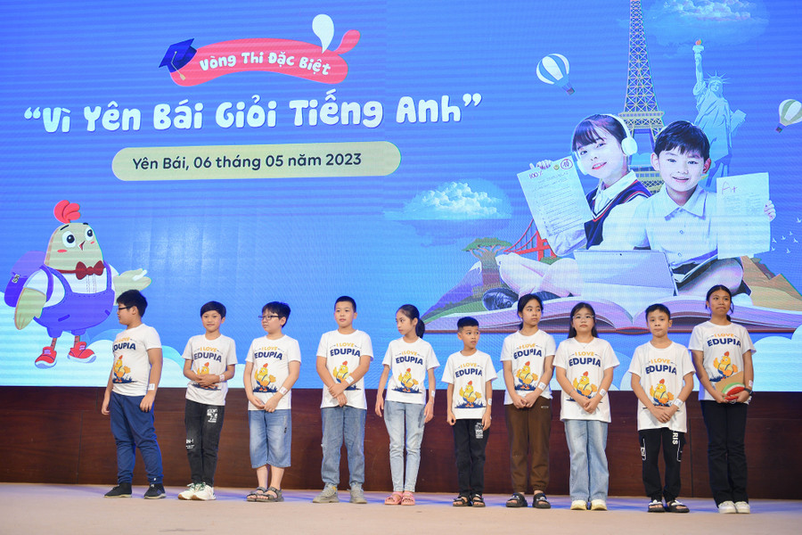 10 thí sinh có điểm cao nhất sẽ bước vào phần thi nói giao tiếp với giáo viên nước ngoài. 10 thí sinh có điểm cao nhất sẽ bước vào phần thi nói giao tiếp với giáo viên nước ngoài.