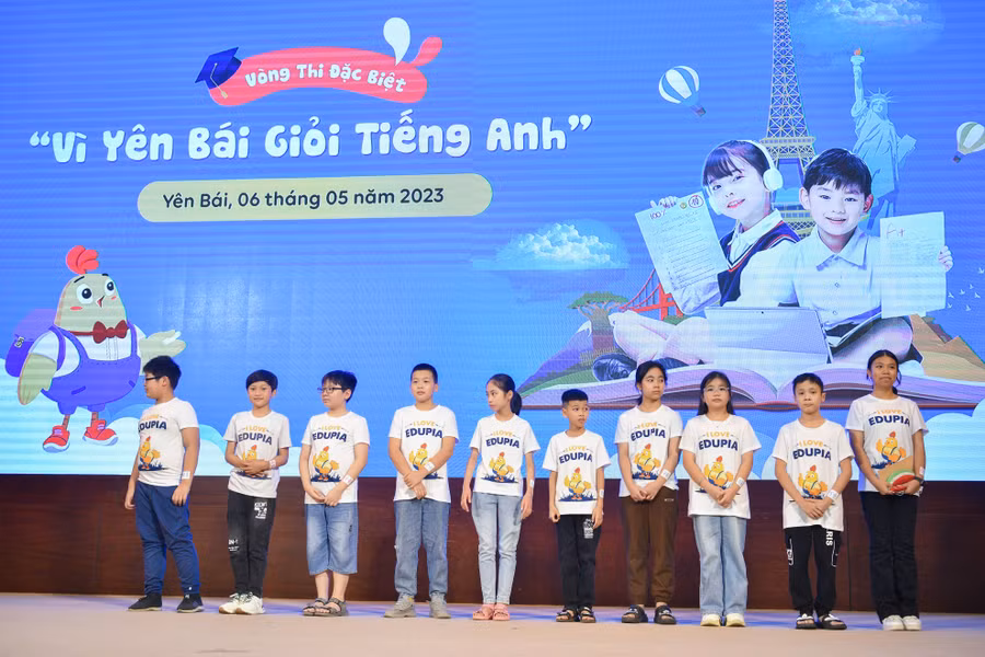 10 thí sinh có điểm cao nhất sẽ bước vào phần thi nói giao tiếp với giáo viên nước ngoài.