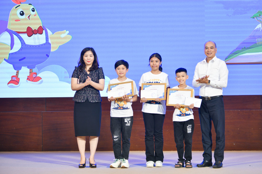 3 giải Nhì cho các em Cao Minh Quang (trường Tiểu học và THCS Minh Quân - Trấn Yên), em Nguyễn Phương Anh (trường Tiểu học Kim Đồng - Nghĩa Lộ) và em Đào Nhật Minh (trường Tiểu học và THCS Thị trấn - Nghĩa Lộ). 3 giải Nhì cho các em Cao Minh Quang (trường Tiểu học và THCS Minh Quân - Trấn Yên), em Nguyễn Phương Anh (trường Tiểu học Kim Đồng - Nghĩa Lộ) và em Đào Nhật Minh (trường Tiểu học và THCS Thị trấn - Nghĩa Lộ).