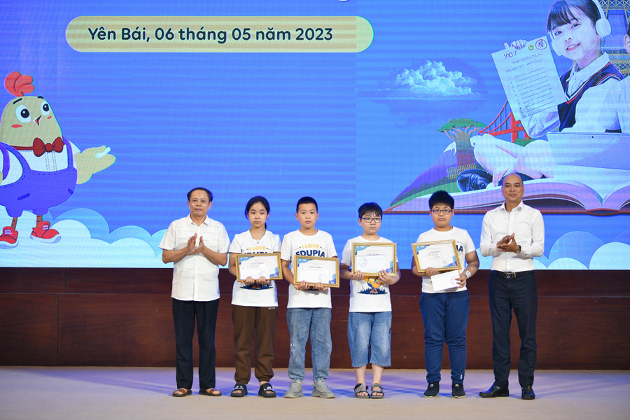 4 giải Ba cho các em Võ Quỳnh Nhi (trường Tiểu học Yên Thịnh - TP Yên Bái), em Phạm Duy Nhật (trường Tiểu học Nguyễn Thái Học - TP Yên Bái), em Hà Khôi Nguyên (trường Tiểu học và THCS Hợp Minh - TP Yên Bái) và em Phạm Thanh Ngọc (trường Tiểu học và THCS Thịnh Hưng - Yên Bình). 4 giải Ba cho các em Võ Quỳnh Nhi (trường Tiểu học Yên Thịnh - TP Yên Bái), em Phạm Duy Nhật (trường Tiểu học Nguyễn Thái Học - TP Yên Bái), em Hà Khôi Nguyên (trường Tiểu học và THCS Hợp Minh - TP Yên Bái) và em Phạm Thanh Ngọc (trường Tiểu học và THCS Thịnh Hưng - Yên Bình).