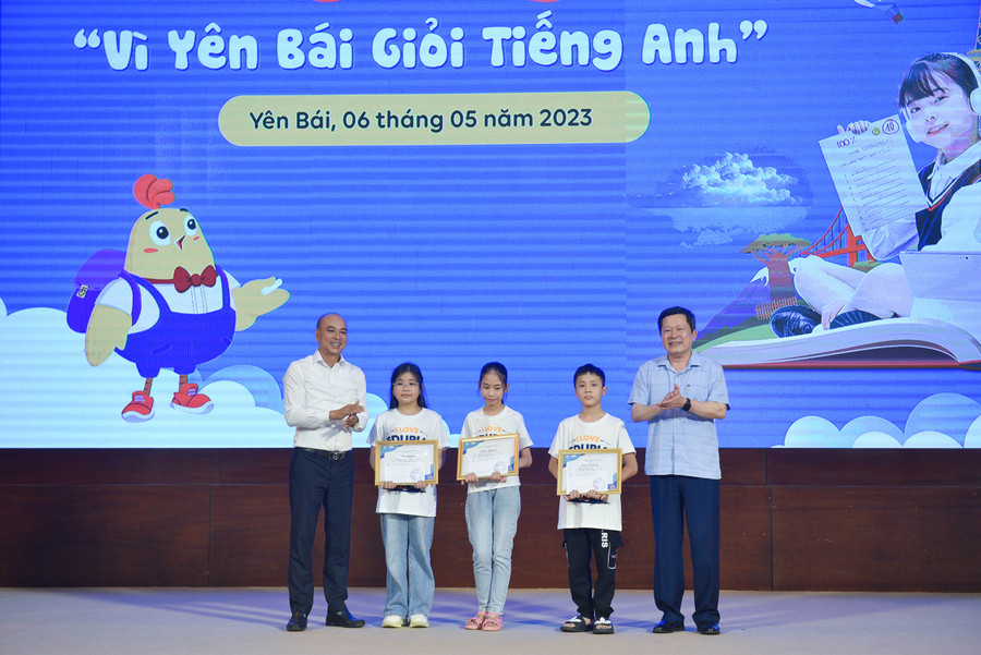 Ban tổ chức đã trao giải Đặc Biệt cho em Trần Tuệ Linh (trường Tiểu học Hưng Khánh - Trấn Yên), 2 giải Nhất cho các em Phùng Huy Lâm (trường Tiểu học Trần Phú - Văn Chấn) và em Nguyễn Quỳnh Anh (trường Tiểu học Nguyễn Trãi - TP Yên Bái). Ban tổ chức đã trao giải Đặc Biệt cho em Trần Tuệ Linh (trường Tiểu học Hưng Khánh - Trấn Yên), 2 giải Nhất cho các em Phùng Huy Lâm (trường Tiểu học Trần Phú - Văn Chấn) và em Nguyễn Quỳnh Anh (trường Tiểu học Nguyễn Trãi - TP Yên Bái).
