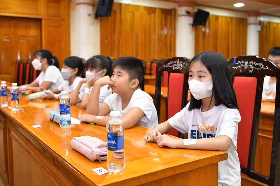 Các em trải qua các phần thi với kiến thức tiếng Anh Tiểu học kết hợp với kiến thức liên môn, kiến thức xã hội.