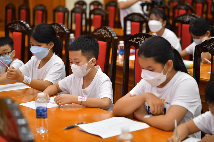 Các em trải qua các phần thi với kiến thức tiếng Anh Tiểu học kết hợp với kiến thức liên môn, kiến thức xã hội.