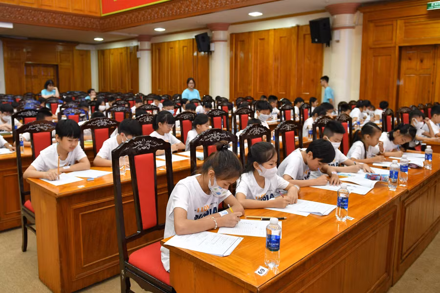 Đây cũng là ngày hội tiếng Anh giúp các em được tham gia nhiều hoạt động bổ ích, lý thú, rinh về những phần quà bất ngờ, từ đó vun đắp tình yêu và hứng thú học ngoại ngữ.