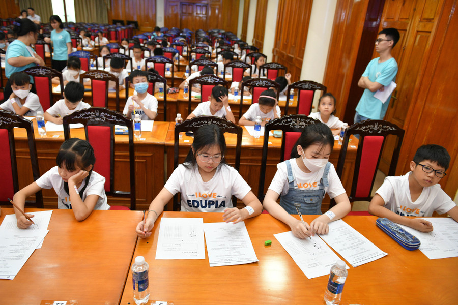 Đây cũng là ngày hội tiếng Anh giúp các em được tham gia nhiều hoạt động bổ ích, lý thú, rinh về những phần quà bất ngờ, từ đó vun đắp tình yêu và hứng thú học ngoại ngữ. Đây cũng là ngày hội tiếng Anh giúp các em được tham gia nhiều hoạt động bổ ích, lý thú, rinh về những phần quà bất ngờ, từ đó vun đắp tình yêu và hứng thú học ngoại ngữ.