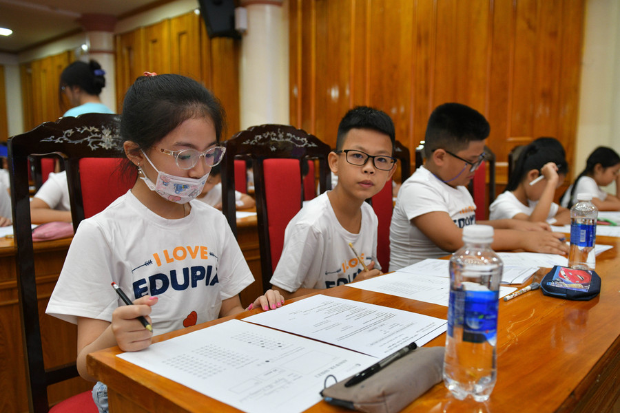 Đây cũng là ngày hội tiếng Anh giúp các em được tham gia nhiều hoạt động bổ ích, lý thú, rinh về những phần quà bất ngờ, từ đó vun đắp tình yêu và hứng thú học ngoại ngữ. Đây cũng là ngày hội tiếng Anh giúp các em được tham gia nhiều hoạt động bổ ích, lý thú, rinh về những phần quà bất ngờ, từ đó vun đắp tình yêu và hứng thú học ngoại ngữ.