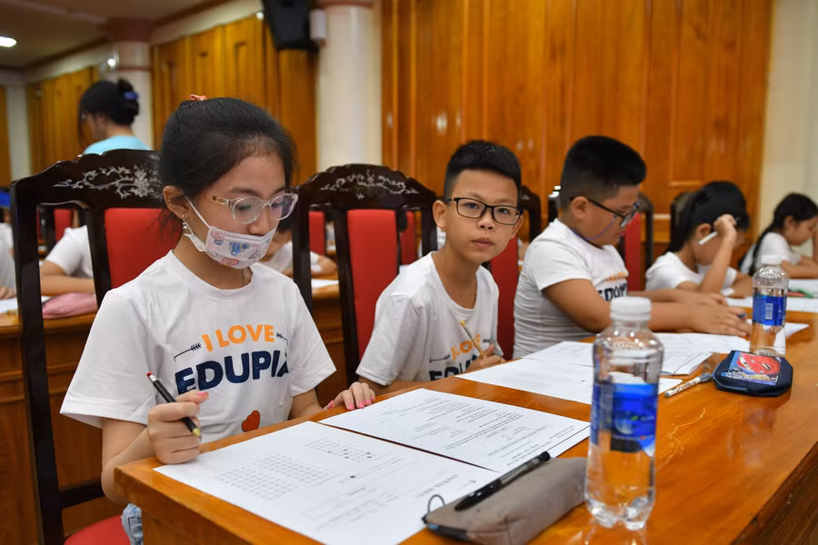 Đây cũng là ngày hội tiếng Anh giúp các em được tham gia nhiều hoạt động bổ ích, lý thú, rinh về những phần quà bất ngờ, từ đó vun đắp tình yêu và hứng thú học ngoại ngữ.