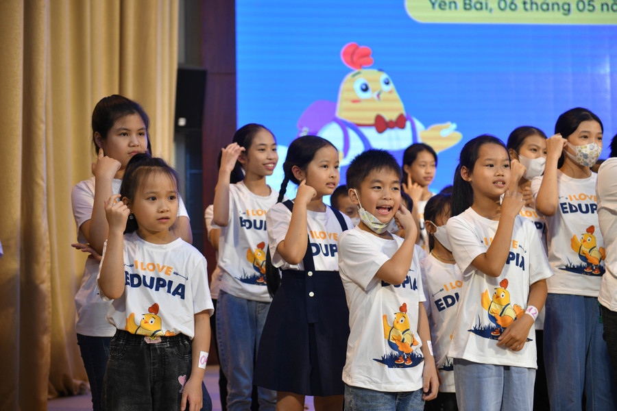 Vòng thi đặc biệt “Vì Yên Bái giỏi Tiếng Anh” cấp Tiểu học năm học 2022-2023 được tổ chức nhằm trang bị cho học sinh kiến thức, kỹ năng tiếng Anh thích ứng với thời kỳ hội nhập quốc tế. Vòng thi đặc biệt “Vì Yên Bái giỏi Tiếng Anh” cấp Tiểu học năm học 2022-2023 được tổ chức nhằm trang bị cho học sinh kiến thức, kỹ năng tiếng Anh thích ứng với thời kỳ hội nhập quốc tế.