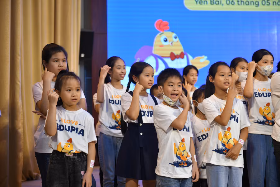 Vòng thi đặc biệt “Vì Yên Bái giỏi Tiếng Anh” cấp Tiểu học năm học 2022-2023 được tổ chức nhằm trang bị cho học sinh kiến thức, kỹ năng tiếng Anh thích ứng với thời kỳ hội nhập quốc tế.