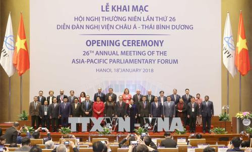 Trong ảnh: Chủ tịch nước Trần Đại Quang; Chủ tịch Quốc hội Nguyễn Thị Kim Ngân, Chủ tịch APPF 26 và các trưởng đoàn chụp ảnh chung. Ảnh: TTXVN