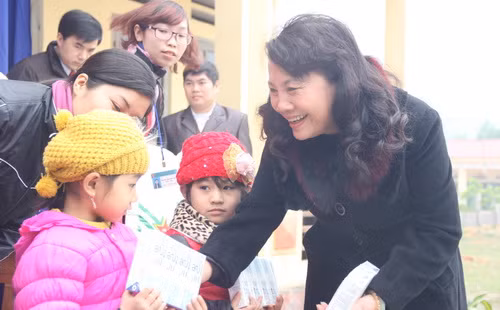 Lãnh đạo Bộ GD&ĐT trao quà Tết cho GV, HS tỉnh Yên Bái