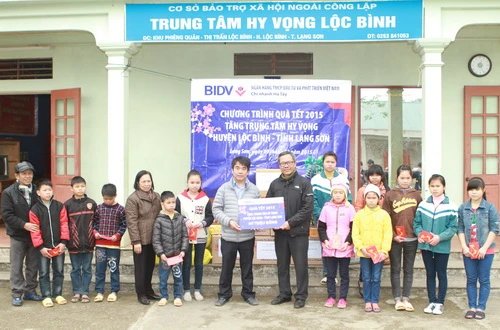 BIDV Hà Tây trao tặng quà Tết cho Trung tâm Hy vọng Lộc Bình